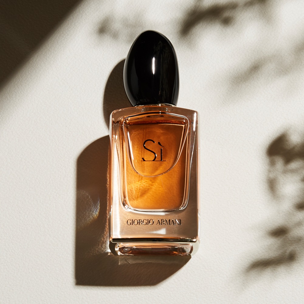 Si by Giorgio Armani with whote background and shadows