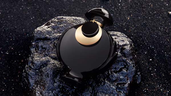 lifestyle image of olympea absolu bottle