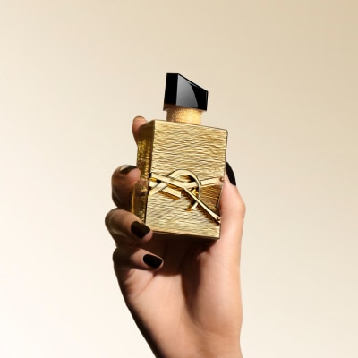 Image of a hand holding the Libre Vanille COuture bottle