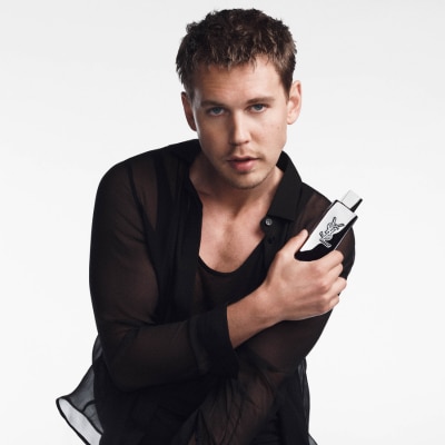 Image of model with MYSLF Absolu bottle