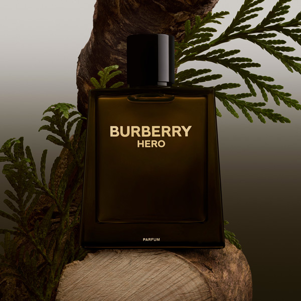 Burberry Hero Parfum Intense ingredients image highlighting rich woody amber notes and the fragrance’s powerful scent profile
